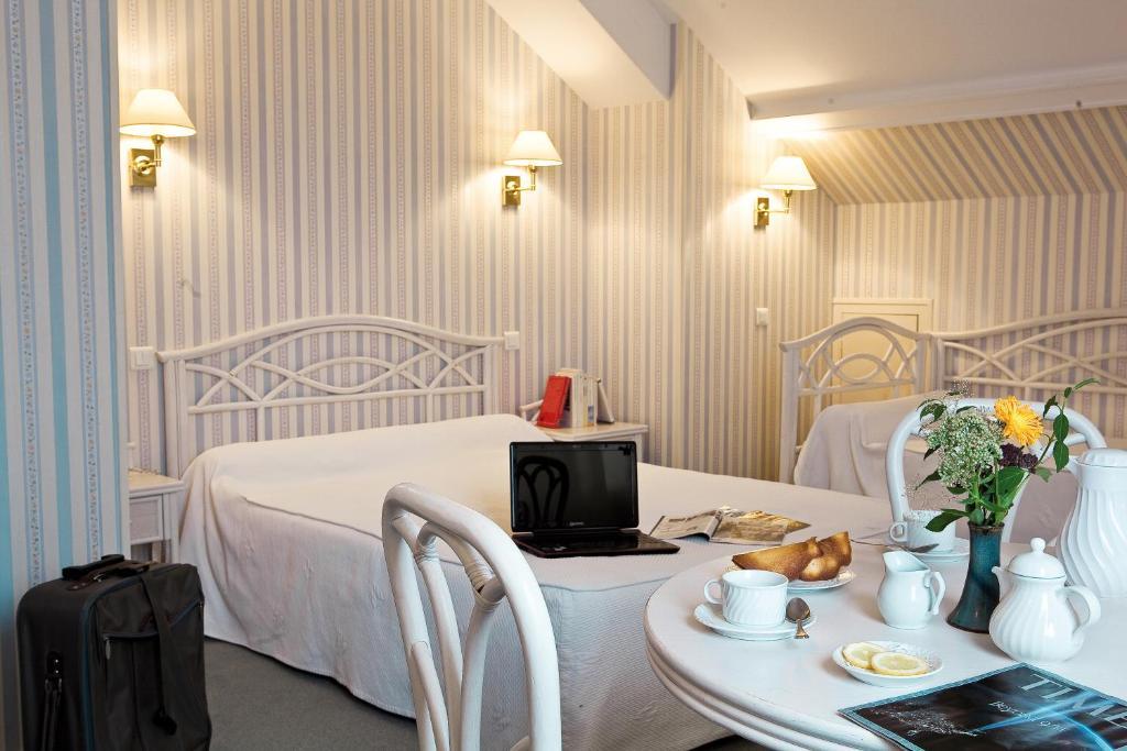 Hotel Logis Du Pont Neuf 3*