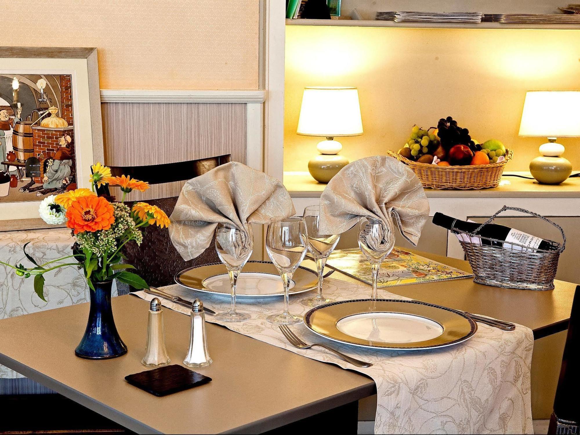 Hotel Logis Du Pont Neuf 3*